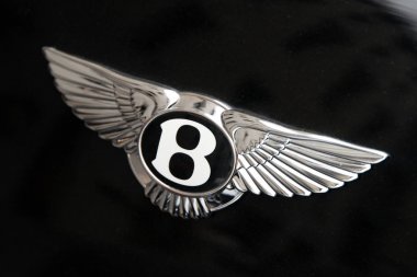 Milan, İtalya - 27 Şubat 2017 - Bentley araba logosu karanlık bir Bentley araba.