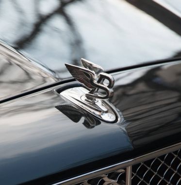 Milan, İtalya - 27 Şubat 2017 - Bentley araba logosu karanlık bir Bentley araba.