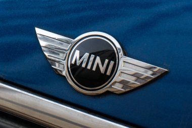 Milan, İtalya - 19 Şubat 2017 - Mini cooper araba logosu mavi bir Mini Cooper araba.