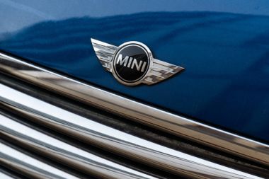 Milan, İtalya - 19 Şubat 2017 - Mini cooper araba logosu mavi bir Mini Cooper araba.