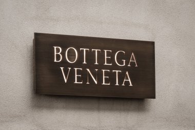 Milan, İtalya - 8 Ekim 2016: Vitrin Milan - Montenapoleone alan, İtalya Bottega Veneta Shop. Birkaç gün sonra Milan Fashion Week. Sonbahar Kış 2017 koleksiyonu.