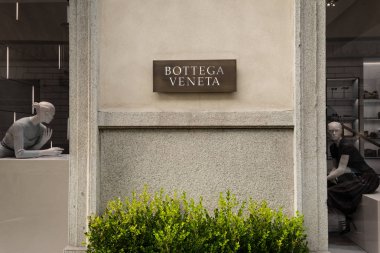 Milan, İtalya - 8 Ekim 2016: Vitrin Milan - Montenapoleone alan, İtalya Bottega Veneta Shop. Birkaç gün sonra Milan Fashion Week. Sonbahar Kış 2017 koleksiyonu.