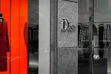 Milan, İtalya - 8 Ekim 2016: Vitrin Milan - Montenapoleone alan, İtalya Dior Shop. Birkaç gün sonra Milan Fashion Week. Sonbahar Kış 2017 koleksiyonu.