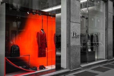Milan, İtalya - 8 Ekim 2016: Vitrin Milan - Montenapoleone alan, İtalya Dior Shop. Birkaç gün sonra Milan Fashion Week. Sonbahar Kış 2017 koleksiyonu.