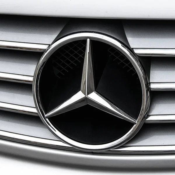 Милан, Италия - 19 февраля 2017 - логотип Mercedes Benza на серебристом автомобиле Mecedes Benz . — стоковое фото