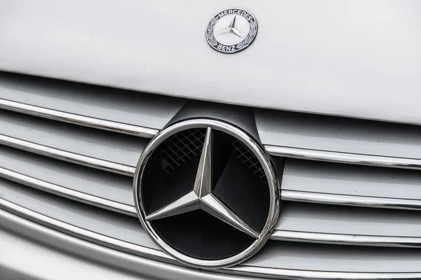 Milan, Italie - 19 février 2017 - Logo Mercedes Benza sur une voiture Mecedes Benz argentée . — Photo