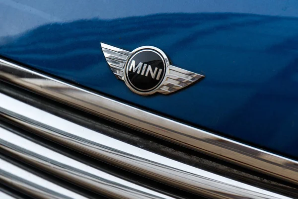 Milan, İtalya - 19 Şubat 2017 - Mini cooper araba logosu mavi bir Mini Cooper araba.