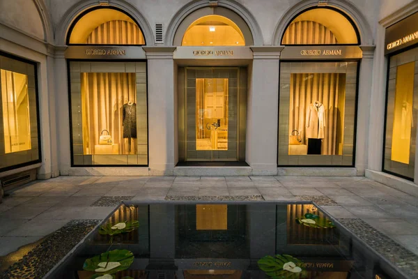 Milán, Italia - 8 de octubre de 2016: Entrada lateral de una tienda Giorgio Armani en Milán - calle Montenapoleone, Italia. Pocos días después de la Semana de la Moda de Milán. Colección Otoño Invierno 2017. Etiqueta de gama alta de la casa de moda Armani fundada en 1975 por Giorgio Armani . — Foto de Stock