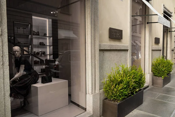 Милан, Италия - 8 октября 2016 года: Окно магазина Bottega Veneta в Милане - районе Монтенаполеоне, Италия. Через несколько дней после Недели моды в Милане. Осенняя зима 2017 . — стоковое фото