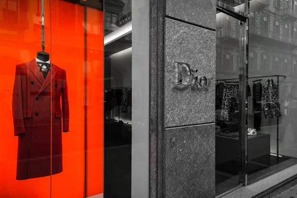 Milão, Itália - 8 de outubro de 2016: vitrine de uma loja Dior em Milão - Montenapoleone, Itália. Poucos dias após a Milan Fashion Week. Outono Inverno 2017 Coleção . — Fotografia de Stock