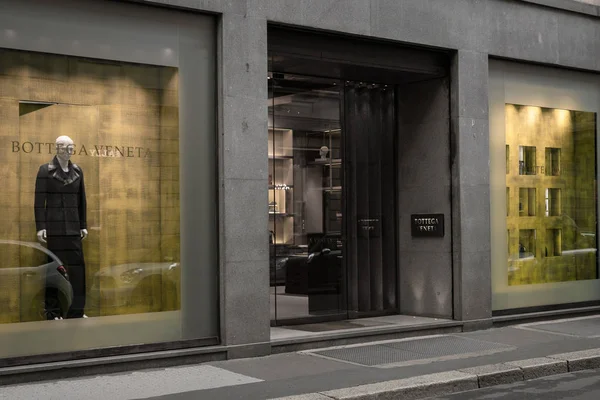 Милан, Италия - 8 октября 2016 года: Окно магазина Bottega Veneta в Милане - районе Монтенаполеоне, Италия. Через несколько дней после Недели моды в Милане. Осенняя зима 2017 . — стоковое фото