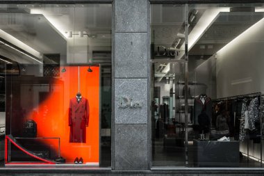 Milan, İtalya - 8 Ekim 2016: Vitrin Milan - Montenapoleone alan, İtalya Dior Shop. Birkaç gün sonra Milan Fashion Week. Sonbahar Kış 2017 koleksiyonu.