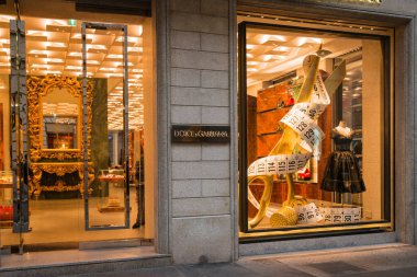 Milan, İtalya - 9 Ekim 2016: Vitrin ve Milan - Montenapoleone street, İtalya Dolce ve Gabbana Shop giriş. Birkaç gün sonra Milan Fashion Week. Sonbahar Kış 2017 koleksiyonu.