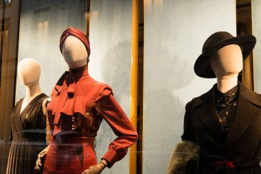 Milan, İtalya - 9 Ekim 2016: Vitrin ve Milan - Montenapoleone street, İtalya Gucci Shop giriş. Birkaç gün sonra Milan Fashion Week. Sonbahar Kış 2017 koleksiyonu.