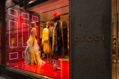 Milan, İtalya - 9 Ekim 2016: Vitrin ve Milan - Montenapoleone street, İtalya Gucci Shop giriş. Birkaç gün sonra Milan Fashion Week. Sonbahar Kış 2017 koleksiyonu.