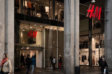 Milan, İtalya - 9 Ekim 2016: Vitrin ve Milan, İtalya, H ve M Shop giriş. Birkaç gün sonra Milan Fashion Week. Sonbahar Kış 2017 koleksiyonu.