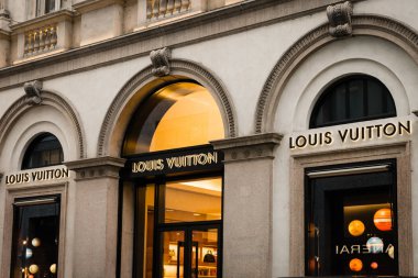 Milan, İtalya - 8 Ekim 2016: Vitrin ve Louis Vuitton Shop - Montenapoleone street, Italya giriş. Birkaç gün sonra Milan Fashion Week. Sonbahar Kış 2017 koleksiyonu. 1854 yılında kurulan Fransız moda evi. Dünyanın önde gelen biri