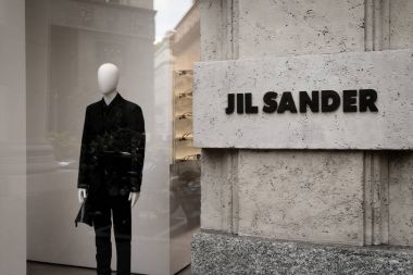 Milan, İtalya - 8 Ekim 2016: Pencere ve Milan - Montenapoleone alan, İtalya Jil Sander Shop giriş. Birkaç gün sonra Milan Fashion Week. Sonbahar Kış 2017 koleksiyonu.