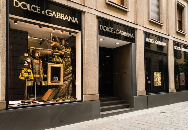 Milan, İtalya - 9 Ekim 2016: Vitrin ve Milan - Montenapoleone alan, İtalya Dolce ve Gabbana Shop giriş. Birkaç gün sonra Milan Fashion Week. Sonbahar Kış 2017 koleksiyonu.