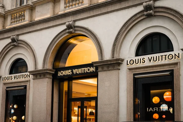 Milan, İtalya - 8 Ekim 2016: Vitrin ve Louis Vuitton Shop - Montenapoleone street, Italya giriş. Birkaç gün sonra Milan Fashion Week. Sonbahar Kış 2017 koleksiyonu. 1854 yılında kurulan Fransız moda evi. Dünyanın önde gelen biri — Stok fotoğraf