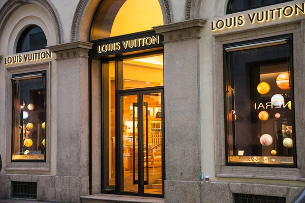 Milan, Italië - 8 oktober 2016: Etalage en entree van een Louis Vuitton winkel in Milaan - Montenapoleone street, Italië. Enkele dagen na Milaan Fashion Week. Najaar 2017 wintercollectie. Franse modehuis opgericht in 1854. Een van's werelds meest toonaangevende — Stockfoto
