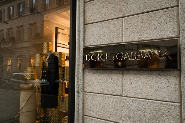 Mailand, Italien - 9. Oktober 2016: Schaufenster und Eingang eines Dolce & Gabbana-Geschäfts in der Straße Mailand - Montenapoleone, Italien. wenige Tage nach der Mailänder Modewoche. herbst winter 2017 kollektion. Stockbild