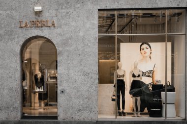 Milan, İtalya - 8 Ekim 2016: Pencere ve Milan - Montenapoleone alan, İtalya La Perla Shop giriş. Birkaç gün sonra Milan Fashion Week. Sonbahar Kış 2017 koleksiyonu.