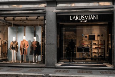 Milan, İtalya - 8 Ekim 2016: Pencere ve Milan - Montenapoleone alan, İtalya Larusmiani Shop giriş. Birkaç gün sonra Milan Fashion Week. Sonbahar Kış 2017 koleksiyonu.