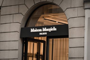 Milan, İtalya - 8 Ekim 2016: Pencere ve Milan - Montenapoleone alan, İtalya Maison Margiela Shop giriş. Birkaç gün sonra Milan Fashion Week. Sonbahar Kış 2017 koleksiyonu.