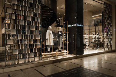 Milan, İtalya - 8 Ekim 2016: Pencere ve Milan, İtalya, Max Mara Shop giriş. Birkaç gün sonra Milan Fashion Week. Sonbahar Kış 2017 koleksiyonu.