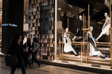 Milan, İtalya - 8 Ekim 2016: Pencere ve Milan, İtalya, Max Mara Shop giriş. Birkaç gün sonra Milan Fashion Week. Sonbahar Kış 2017 koleksiyonu.