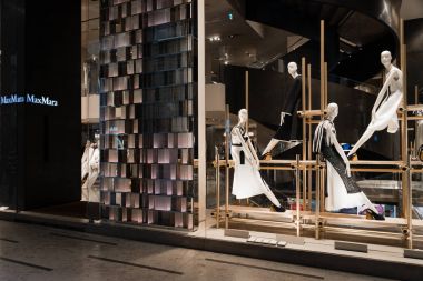 Milan, İtalya - 8 Ekim 2016: Pencere ve Milan, İtalya, Max Mara Shop giriş. Birkaç gün sonra Milan Fashion Week. Sonbahar Kış 2017 koleksiyonu.