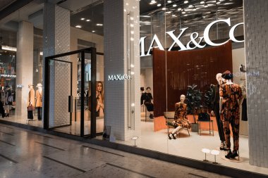 Milan, İtalya - 8 Ekim 2016: Pencere ve Milan, İtalya, Max Mara Shop giriş. Birkaç gün sonra Milan Fashion Week. Sonbahar Kış 2017 koleksiyonu.