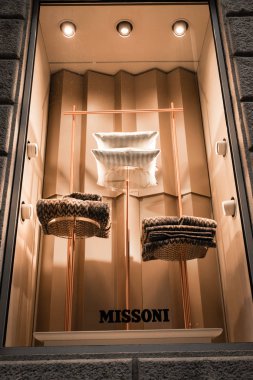 Milan, İtalya - 8 Ekim 2016: Pencere Milan - Montenapoleone alan, İtalya Missoni Shop. Birkaç gün sonra Milan Fashion Week. Sonbahar Kış 2017 koleksiyonu.