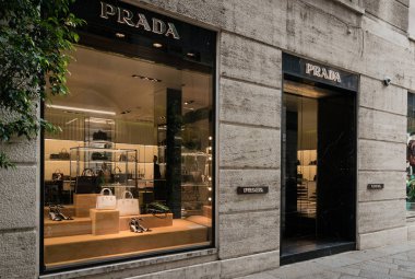 Milan, İtalya - 8 Ekim 2016: Pencere ve Milan - Montenapoleone alan, İtalya Prada Shop giriş. Birkaç gün sonra Milan Fashion Week. Sonbahar Kış 2017 koleksiyonu.