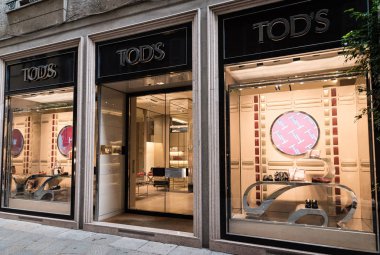 Milan, İtalya - 8 Ekim 2016: Pencere ve giriş bir Tod's Shop Milan - Montenapoleone alan, İtalya. Birkaç gün sonra Milan Fashion Week. Sonbahar Kış 2017 koleksiyonu.