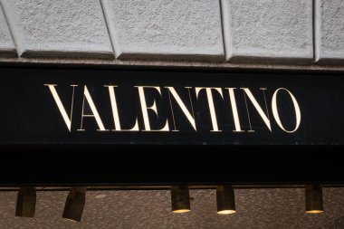 Milan, İtalya - 8 Ekim 2016: Pencere ve Milan - Montenapoleone alan, İtalya Valentino Shop giriş. Birkaç gün sonra Milan Fashion Week. Sonbahar Kış 2017 koleksiyonu.