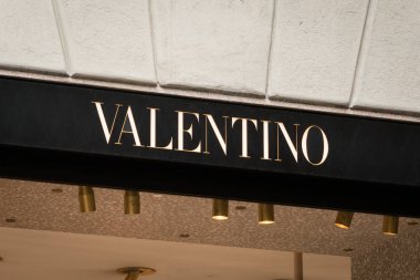 Milan, İtalya - 8 Ekim 2016: Pencere ve Milan - Montenapoleone alan, İtalya Valentino Shop giriş. Birkaç gün sonra Milan Fashion Week. Sonbahar Kış 2017 koleksiyonu.