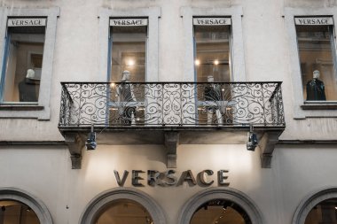 Milan, İtalya - 8 Ekim 2016: Pencere ve Milan - Montenapoleone alan, İtalya Versace Shop giriş. Birkaç gün sonra Milan Fashion Week. Sonbahar Kış 2017 koleksiyonu.