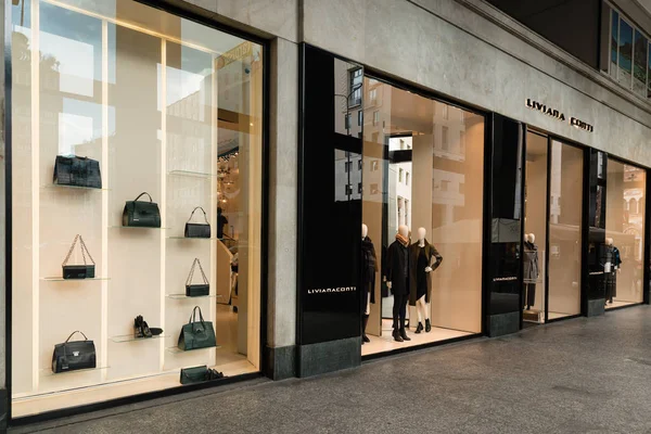 Milão, Itália - 8 de outubro de 2016: Janela e entrada de uma loja Liviana Conti em Milão - Montenapoleone, Itália. Poucos dias após a Milan Fashion Week. Outono Inverno 2017 Coleção . — Fotografia de Stock