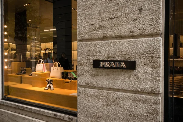 Milan, İtalya - 8 Ekim 2016: Pencere ve Milan - Montenapoleone alan, İtalya Prada Shop giriş. Birkaç gün sonra Milan Fashion Week. Sonbahar Kış 2017 koleksiyonu. — Stok fotoğraf