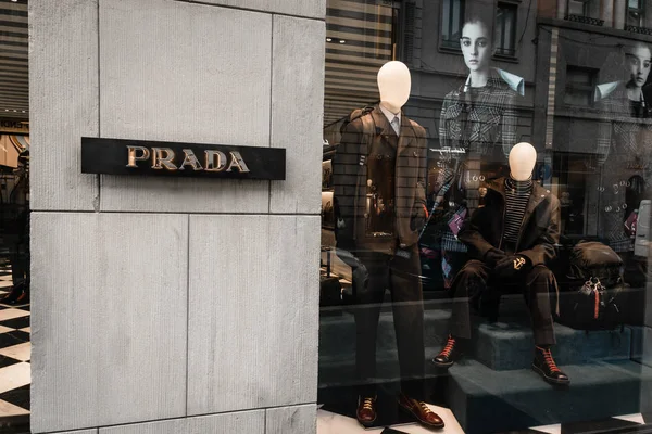 Milan, İtalya - 8 Ekim 2016: Pencere ve Milan - Montenapoleone alan, İtalya Prada Shop giriş. Birkaç gün sonra Milan Fashion Week. Sonbahar Kış 2017 koleksiyonu. — Stok fotoğraf