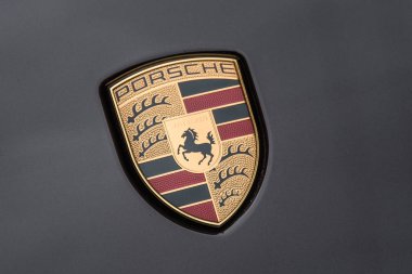 Milan, İtalya - 27 Şubat 2017 - Porsche araba logosu karanlık bir Porsche araba.