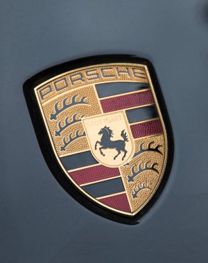 Milan, İtalya - 27 Şubat 2017 - Porsche araba logosu karanlık bir Porsche araba.