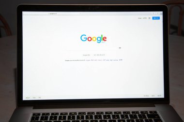 Milan, İtalya - 27 Şubat 2017: Google Web sitesinde laptop perde. Google.com logosu