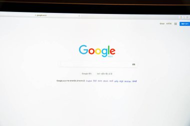 Milan, İtalya - 27 Şubat 2017: Google Web sitesinde laptop perde. Google.com logosu