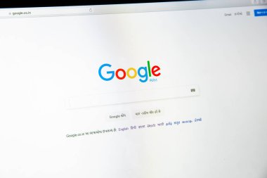 Milan, İtalya - 27 Şubat 2017: Google Web sitesinde laptop perde. Google.com logosu