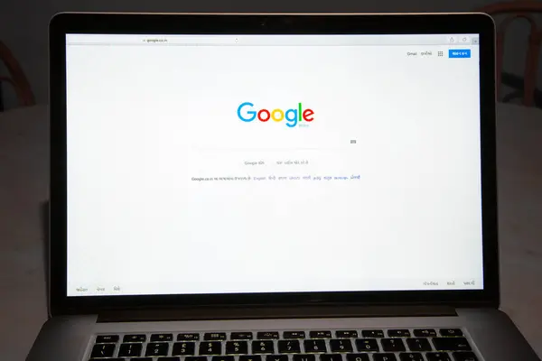Milão, Itália - 27 de fevereiro de 2017: Site do Google na tela do laptop. Logotipo do Google.com — Fotografia de Stock