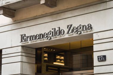 Milan, İtalya - 28 Şubat 2017: Vitrin Milan - Montenapoleone alan, İtalya Zegna Shop. Birkaç gün sonra Milan Fashion Week. Bahar Yaz 2017 koleksiyonu. Zegna logosu