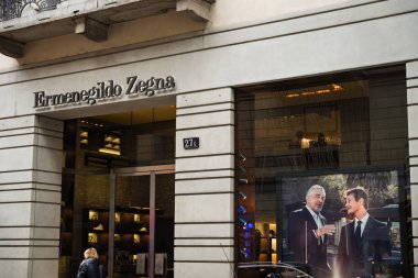 Milan, İtalya - 28 Şubat 2017: Vitrin Milan - Montenapoleone alan, İtalya Zegna Shop. Birkaç gün sonra Milan Fashion Week. Bahar Yaz 2017 koleksiyonu. Zegna logosu